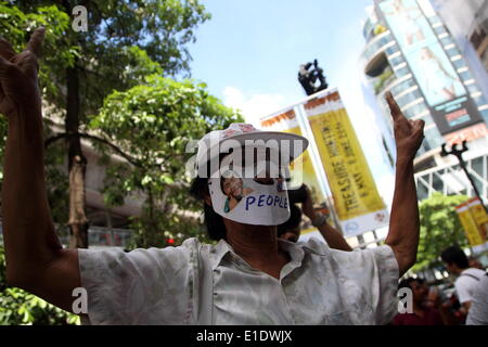 Bangkok, Thailand. 1. Juni 2014. Thai Frau Demonstrant blinkt das V für Victory-Zeichen während einer Anti-Putsch-Demonstration in einem Einkaufsviertel. Mindestens zwei Demonstranten wurden verhaftet, während Tausende von Soldaten und Polizisten in Bangkok zu sporadischen Proteste gegen den 22. Mai 2014 Staatsstreich vereiteln bereitgestellt wurden. Bildnachweis: John Vincent/Alamy Live-Nachrichten Stockfoto