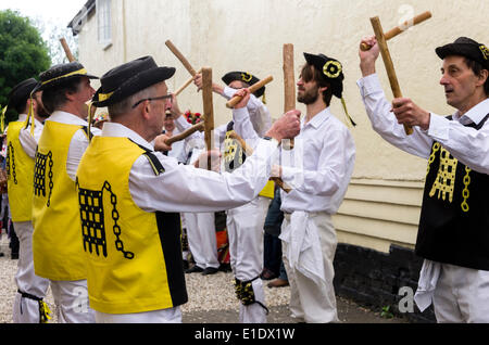 Westminster Morris Männer tanzen im Hof des Bell Inn Great Bardfield Essex, Großbritannien. am 31. Mai 2014.  Morris tanzen ist ein englischer Volkstanz.  Die Tänzer sind ein Festival namens Morris Ring beteiligt. Stockfoto