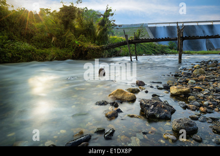 Maesaui Damm am Nachmittag Fluss mit alte Holzbrücke Stockfoto