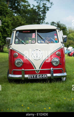 1971 rot weiß VW Split Screen Volkswagen Wohnmobil bei einer VW-Show. England Stockfoto