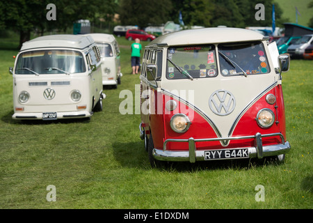 1971 rot weiß VW Split Screen Volkswagen Wohnmobil bei einer VW-Show. England Stockfoto