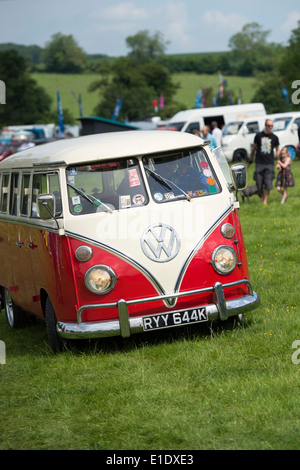 1971 rot weiß VW Split Screen Volkswagen Wohnmobil bei einer VW-Show. England Stockfoto