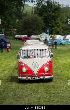 1971 rot weiß VW Split Screen Volkswagen Wohnmobil bei einer VW-Show. England Stockfoto