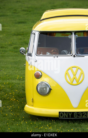 1967 gelb weißen VW Split Screen Volkswagen Camper van in einem Feld. England Stockfoto