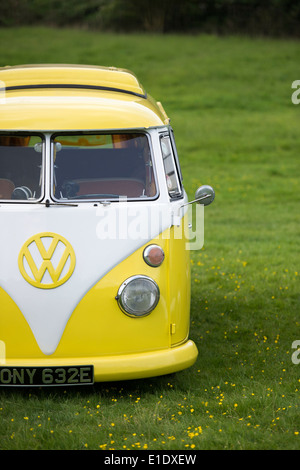 1967 gelb weißen VW Split Screen Volkswagen Camper van in einem Feld. England Stockfoto