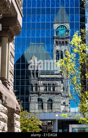 Altes und neues in Toronto. Das alte Rathaus auf einer modernen Glasbau gespiegelt Stockfoto
