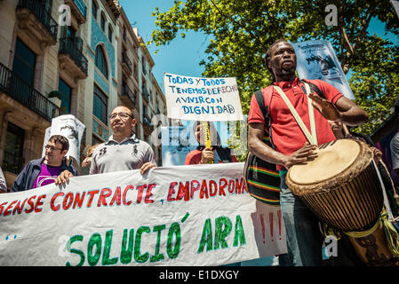 Barcelona, Spanien. 1. Juni 2014: Ein Demonstrant spielt seine Trommel während eines Marsches für Zuwanderungsgesetz in Barcelona Credit: Matthi/Alamy Live-Nachrichten Stockfoto