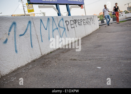 Inschrift auf der Wand "11 Mai Referendum" in Donezk, Ukraine Stockfoto