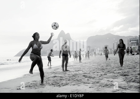 RIO DE JANEIRO, Brasilien - 1. April 2014: Gruppe von brasilianischen Männern und Frauen keepy uppy Altinho Strandfußball spielen am Strand von Ipanema Stockfoto