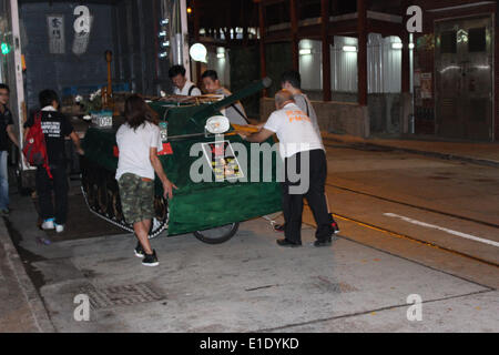 Hong Kong. 1. Juni 2014. Anti-kommunistischen Hong Kong pro-demokratische Demonstranten packen eine Nachbildung des Platz des himmlischen Friedens Tank nach der Demonstration außerhalb der chinesischen Zentralregierung Peking Liaison Office in Hong Kong nach einem Marsch Credit: Robert SC Kemp/Alamy Live News Stockfoto