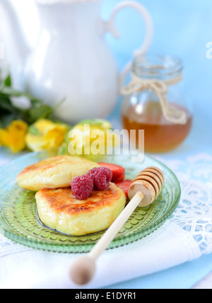 Käse-Pfannkuchen mit Honig und raspberres Stockfoto