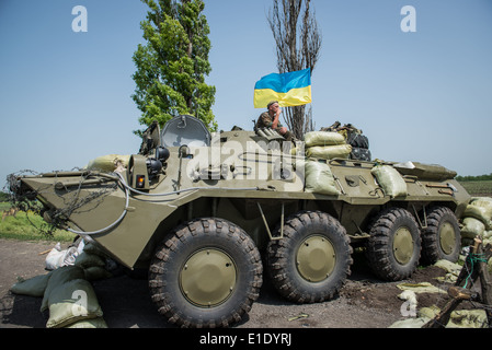 amphibische gepanzerte Mannschaftswagen BTR-80 auf ukrainischen Checkpoint außerhalb Donezk, während 2014 Konflikt in der Ukraine Stockfoto
