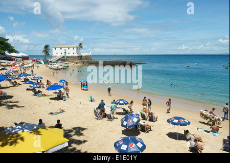 SALVADOR, Brasilien - 6. März 2014: Beachgoers versammeln sich an einem ruhigen Morgen am Strand Porto da Barra. Stockfoto