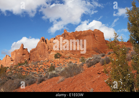 Schöne Sandstein Buttes und Bögen im Arches National Park in der Nähe von Moab, Utah Stockfoto