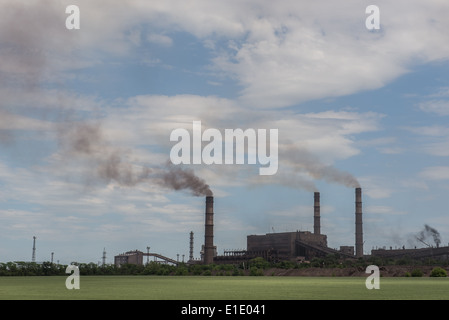 Metallurgical kombinieren Azovstal Iron & Steel Works - Teil der metallurgischen Division (Metinvest Group) in Mariupol, Ukraine Stockfoto