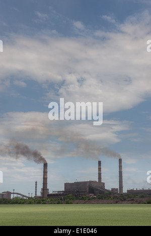 Metallurgical kombinieren Azovstal Iron & Steel Works - Teil der metallurgischen Division (Metinvest Group) in Mariupol, Ukraine Stockfoto