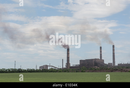 Metallurgical kombinieren Azovstal Iron & Steel Works - Teil der metallurgischen Division (Metinvest Group) in Mariupol, Ukraine Stockfoto