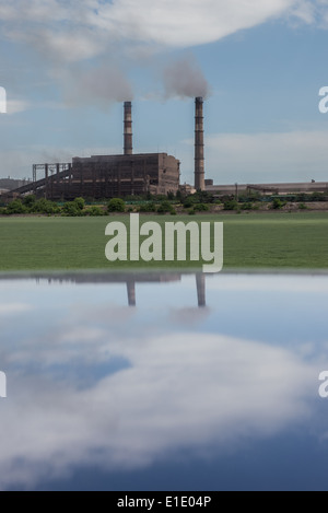 Metallurgical kombinieren Azovstal Iron & Steel Works - Teil der metallurgischen Division (Metinvest Group) in Mariupol, Ukraine Stockfoto