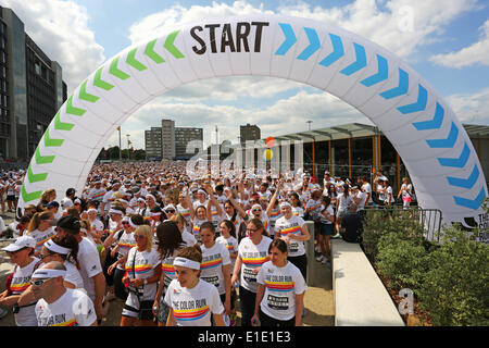 London, UK. 1. Juni 2014. Teilnehmer in der Farbe London laufen, Wembley Park, London. Die Farbe ist ein fünf Kilometer, UN-zeitgesteuerte Rennen in denen Tausende von Teilnehmern übergossen werden von Kopf bis Fuß in verschiedenen Farben bei jedem Kilometer. Farbe und Spaß für jedermann. Bekannt als die glücklichsten 5K auf dem Planeten. Bildnachweis: Paul Brown/Alamy Live-Nachrichten Stockfoto