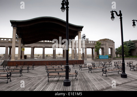 Bestuhlung ist außerhalb Boardwalk Hall auf dem Boardwalk in Atlantic City, New Jersey gesehen. Stockfoto