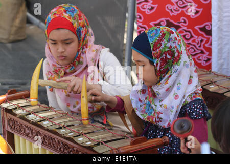 London, UK. 31. Mai 2014. Zwei indonesische Mädchen besuchen die Gamelan-Musik-Workshop unter der Leitung von Aris Daryono. Bildnachweis: David Mbiyu / Alamy Live News Stockfoto