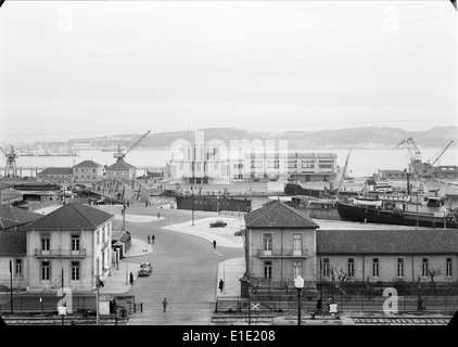 Der Gare Marítima da Rocha do Conde de Óbidos in Lissabon ist ein bedeutender historischer Schiffsterminal, der für seine wichtige Rolle im maritimen Erbe der Stadt bekannt ist. Es dient als wichtiger Verkehrsknotenpunkt mit kultureller Bedeutung. Stockfoto
