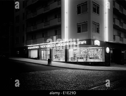 Ein Reclame luminoso (Leuchtwerbung) in Lissabon ist eine Form der Außenwerbung, die in der Stadt häufig zu sehen ist. Diese Schilder sind ein wichtiger Teil der Stadtlandschaft von Lissabon, die häufig in Gewerbe- und Touristengebieten zu sehen ist. Stockfoto