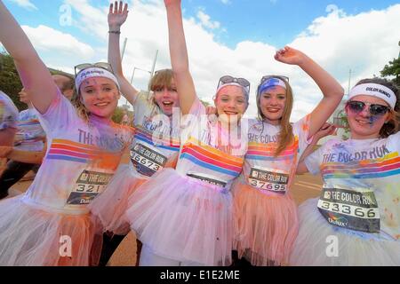 London, UK. 1. Juni 2014. Tausende von Läufern besuchten diesjährigen Dulux 5 K Farbe laufen gesponsert. Bildnachweis: Gail Orenstein/ZUMAPRESS.com/Alamy Live-Nachrichten Stockfoto