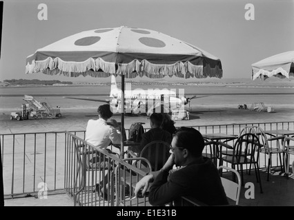 Foto eines Douglas DC-6B-Flugzeugs, SE-BDT, vom Scandinavian Airlines System (SAS) am Flughafen Lissabon, Portugal, aufgenommen von Horácio Novais. Stockfoto