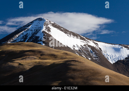 Berglandschaft, gesehen aus der Region von Nuruchan (in der Nähe von Tso Kar), Rupshu, Changtang, Ladakh, Jammu und Kaschmir, Indien Stockfoto