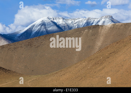 Berglandschaft, gesehen aus der Region von Nuruchan (in der Nähe von Tso Kar), Rupshu, Changtang, Ladakh, Jammu und Kaschmir, Indien Stockfoto