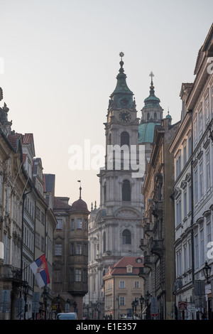 Blick von der Karlsbrücke auf der St. Nikolauskirche in Prag Stockfoto