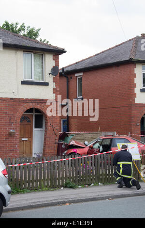 Farnworth, Bolton, UK, 1. Juni 2014. Ein Haus auf Harper Green Road, Farnworth, ist stark beschädigt, nachdem ein Auto durch den Garten und in die vordere Ecke des Gebäudes abgestürzt. Stockfoto