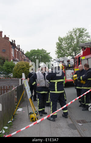 Farnworth, Bolton, UK, 1. Juni 2014. Ein Haus auf Harper Green Road, Farnworth, ist stark beschädigt, nachdem ein Auto durch den Garten und in die vordere Ecke des Gebäudes abgestürzt. Stockfoto