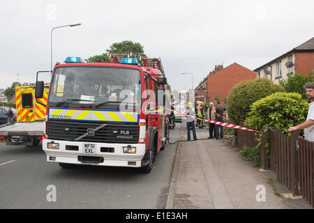 Farnworth, Bolton, UK, 1. Juni 2014. Ein Haus auf Harper Green Road, Farnworth, ist stark beschädigt, nachdem ein Auto durch den Garten und in die vordere Ecke des Gebäudes stürzt ab. Die Einheimischen berichten, dass der Treiber lief weg nach dem Unfall. Es wurde auch berichtet, dass obwohl Kinder in der Nähe zu der Zeit spielten, niemand verletzt wurde. Drei Feuerlöschfahrzeuge, Polizei und Krankenwagen sind anwesend. Credit: Joseph Clemson/Alamy leben Nachrichten Stockfoto