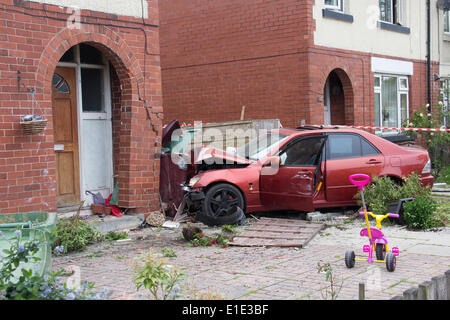 Farnworth, Bolton, UK. 1. Juni 2014. Ein Haus auf Harper Green Road, Farnworth, ist stark beschädigt, nachdem ein Auto durch den Garten und in die vordere Ecke des Gebäudes abgestürzt. Stockfoto