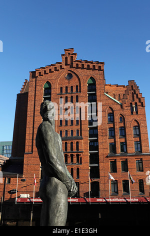 Statue des Piraten Klaus Stoertebeker durch das internationale Maritime Museum im Stadtteil HafenCity Hamburg, Deutschland. Stockfoto