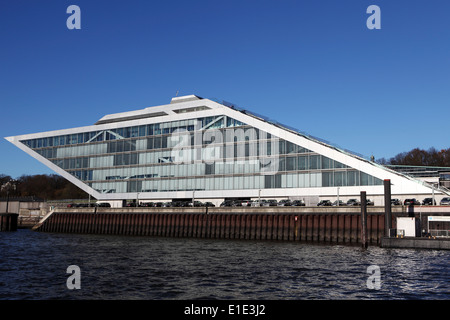 Das Dockland-Gebäude von der Elbe in Hamburg, Deutschland. Stockfoto