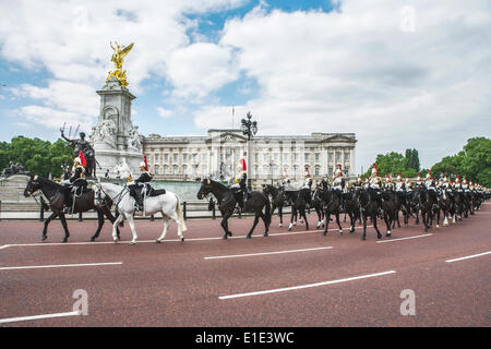 Buckingham Palace: Die Household Cavalry ritt auf Pferden am Buckingham Palace vorbei auf ihrem Weg zur Horse Guards Parade, um an der Trooping the Color Zeremonie, London, Großbritannien, teilzunehmen. Londoner Wachen. Buckingham Palace. London Stockfoto