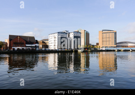 Lagan River, Belfast, Blick in Richtung El Divino, Price Waterhouse Coopers, BT, Hilton Hotel und der Uferpromenade. Stockfoto