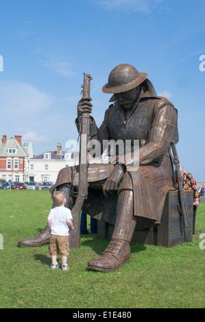 Junge Kind bei Tommy eine Corten-stahl Skulptur von WW1 Soldaten durch Ray Lonsdale, Seaham Hafen North East England, UK suchen Stockfoto