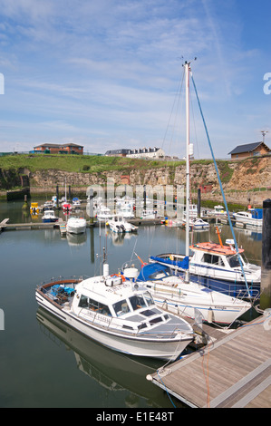 Boote vor Anker in der Marina in Seaham Harbour North East England, UK Stockfoto