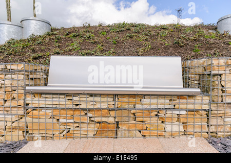 Stahl Sitzbank Gabione Käfige voller Stein eingebaut Stockfoto