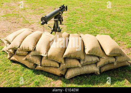 Vickers wassergekühlt medium Maschinengewehr mit Sandsäcken umgeben, wie im Ersten Weltkrieg verwendet. Stockfoto