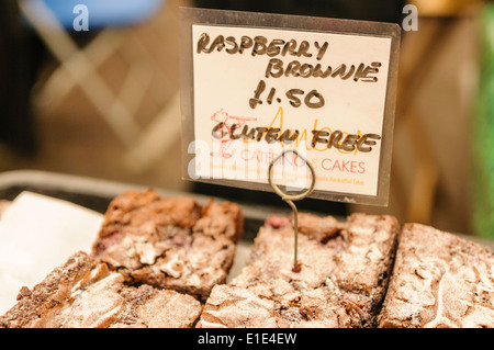 Gluten freie Himbeer-Brownies zum Verkauf an einem Marktstand Stockfoto