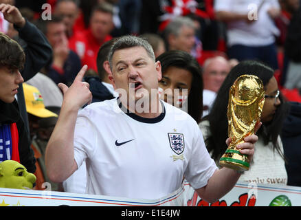 England V Peru - freundlich. . London, UK. . 30.05.2014 hält eine England-Fan ein WM-Replikat. ** Dieses Bild darf ausschließlich für redaktionelle Zwecke nur ** Pic: Paul Marriott Photography Stockfoto