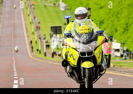 Zwei Polizei-Motorradfahrer klar eine lange, gerade und breite Straße Verkehr. Stockfoto