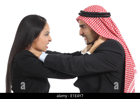 Arabische saudi Mann und Frau Konkurrenz isoliert auf weißem Hintergrund Stockfoto