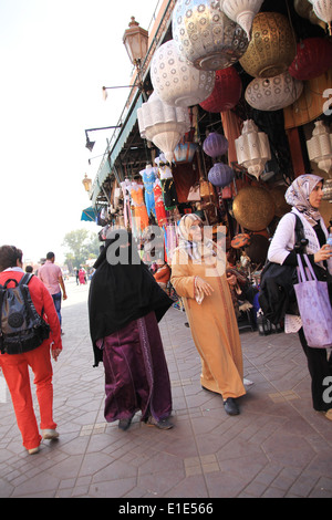 Alte Frauen tragen traditionelle Kleidung in Marrakesch, Marokko Stockfoto