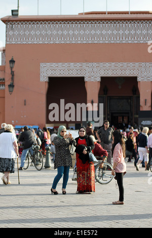 Muslimische Frauen auf dem Djemaa el Fna Platz in Marrakesch, Marokko Stockfoto